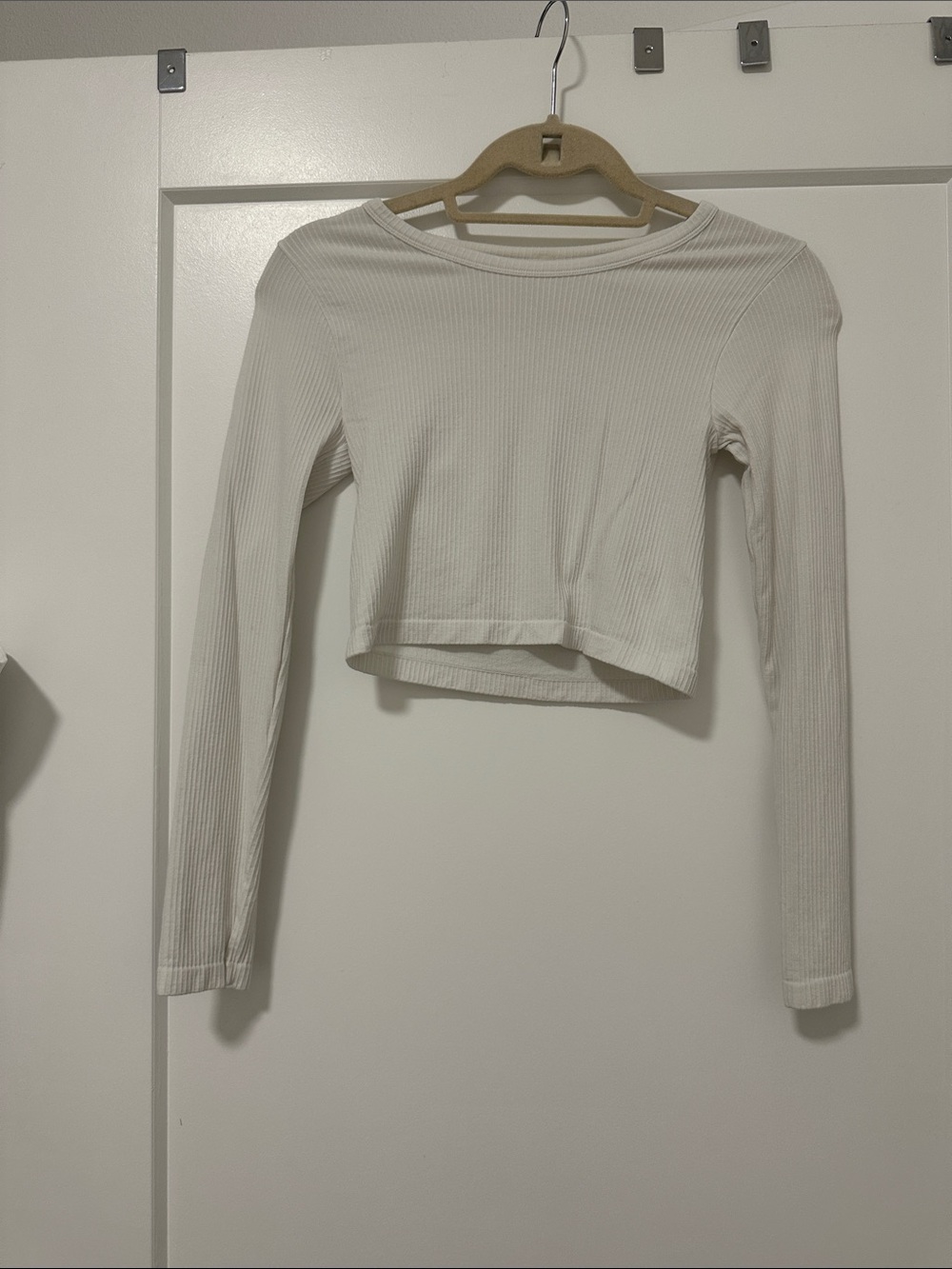 Cropped Ribbed Long-Sleeve Top in white